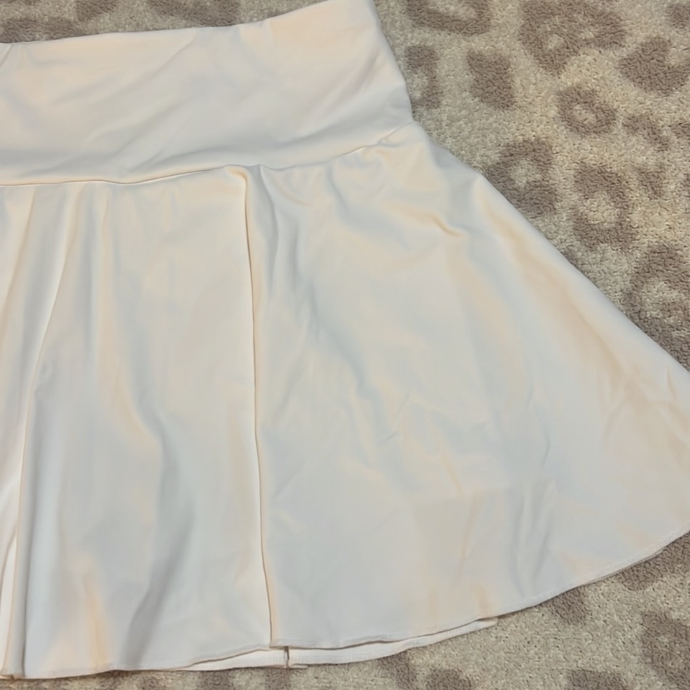 Halara size small white workout skirt with bike shorts underneath - Picture 3 of 5